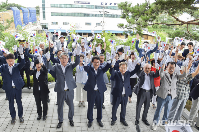 【원주=뉴시스】권순명 기자 = 강원 원주시는 15일 제74주년 광복절을 맞아 순국선열과 애국지사의 숭고한 정신을 기리기 위해 치악종각에서 타종식에 앞서 원창묵 원주시장을 비롯해 신재섭 원주시의회 의장, 송기헌 국회의원, 심기준 국회의원 김기선 국회의원, 도의원, 기관·단체장들이 태극기를 들고 만세 삼창을 하고 있다.2019.08.15.gsm@newsis.com