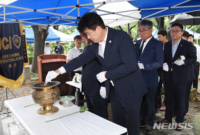 【울산=뉴시스】안정섭 기자 = 15일 울산 중구 학성공원에서 고헌 박상진 의사 순국 98주기 추모식이 개최된 가운데 박태완 중구청장과 내빈들이 헌화하고 있다. 2019.08.15. (사진=울산 중구 제공)photo@newsis.com