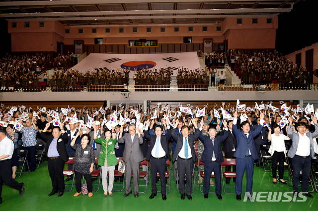 최종환 파주시장과 손배찬 파주시의회 의장, 독립유공자 후손 등이 광복절을 기념해 만세를 외치고 있다. (사진=파주시 제공)