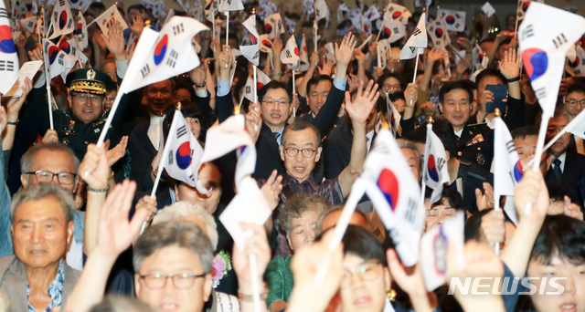 【창원=뉴시스】홍정명 기자= 15일 오전 경남도청 신관 대강당에서 거행된 '제74주년 광복절 경축식'에서 김경수 도지사 등 참석자들이 만세삼창을 하고 있다.2019.08.15.(사진=경남도 제공)  hjm@newsis.com