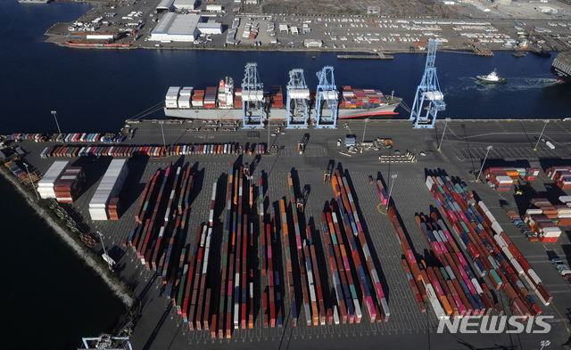 【터코마(워싱턴주)=AP/뉴시스】지난 3월5일 미국 워싱턴주 터코마 항에서 한 선박에 화물 컨테이너 적재작업을&nbsp; 벌이고 있다. 2019.08.26