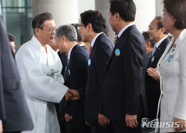 【천안=뉴시스】박진희 기자 = 15일 충남 천안시 독립기념관에서 열린 제74회 광복절 경축식에 참석한 문재인 대통령 내외가 황교안 자유한국당 대표와 악수하고 있다. 2019.08.15. pak7130@newsis.com