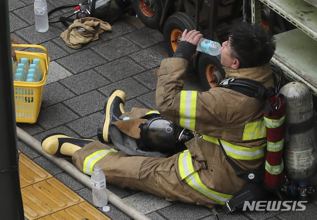 【서울=뉴시스】최진석 기자 = 15일 서울시 중구 퇴계로 남대문오피스텔에 화재 발생, 화재 진압을 마친 소방대원들이 휴식을 취하고 있다. 2019.08.15.myjs@newsis.com