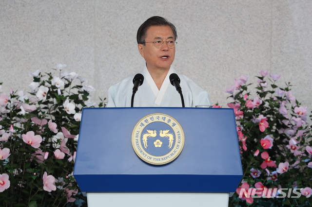 【천안=뉴시스】박진희 기자 = 문재인 대통령이 15일 오전 천안 독립기념관 겨레의 집에서 열린 제74주년 광복절 경축식에서 경축사를 하고 있다. 2019.08.15. pak7130@newsis.com