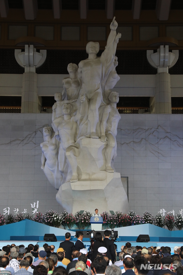 【천안=뉴시스】박진희 기자 = 문재인 대통령이 15일 오전 천안 독립기념관 겨레의 집에서 열린 제74주년 광복절 경축식에서 경축사를 하고 있다. 2019.08.15.&nbsp; pak7130@newsis.com
