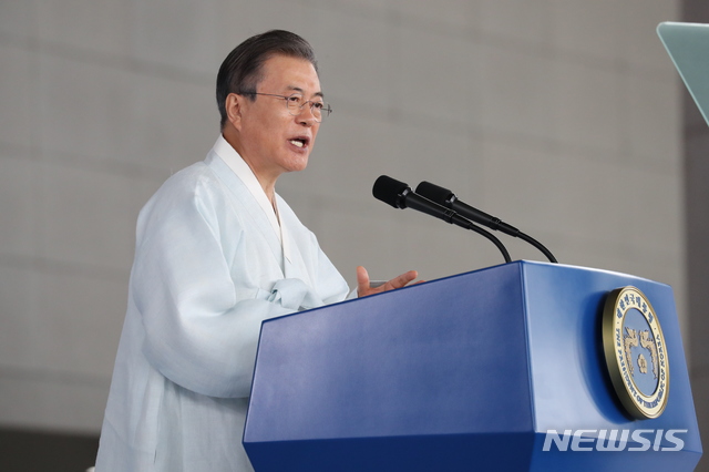 【천안=뉴시스】박진희 기자 = 문재인 대통령이 15일 오전 천안 독립기념관 겨레의 집에서 열린 제74주년 광복절 경축식에서 경축사를 하고 있다. 2019.08.15.&nbsp; pak7130@newsis.com 