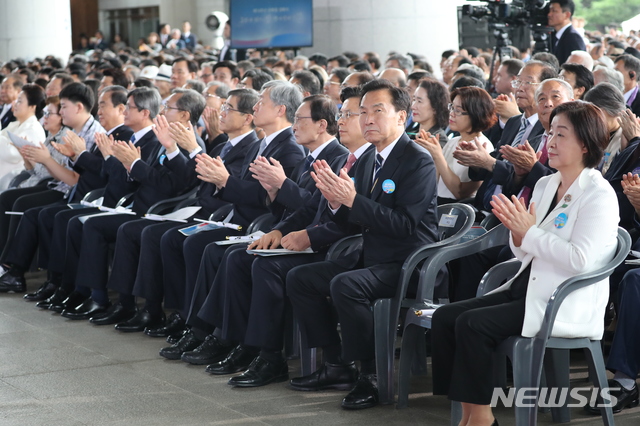 【천안=뉴시스】박진희 기자 = 15일 오전 천안 독립기념관 겨레의 집에서 열린 제74주년 광복절 경축식에서 이해찬 더불어민주당 대표, 황교안 자유한국당 대표, 손학규 바른미래당 대표 심상정 정의당가 문재인 대통령의 경축사에 박수를 보내고 있다. 심상정 대표 옆 정동영 민주평화당 대표의 자리가 비어 있다. 2019.08.15.  pak7130@newsis.com