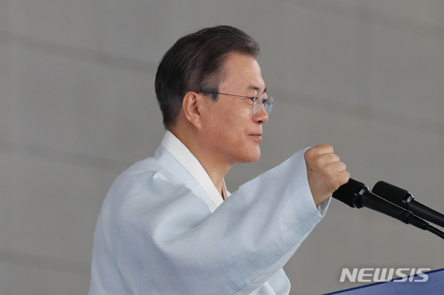 【천안=뉴시스】박진희 기자 = 문재인 대통령이 15일 오전 천안 독립기념관 겨레의 집에서 열린 제74주년 광복절 경축식에서 주먹을 불끈 쥐고 경축사를 하고 있다. 2019.08.15. pak7130@newsis.com