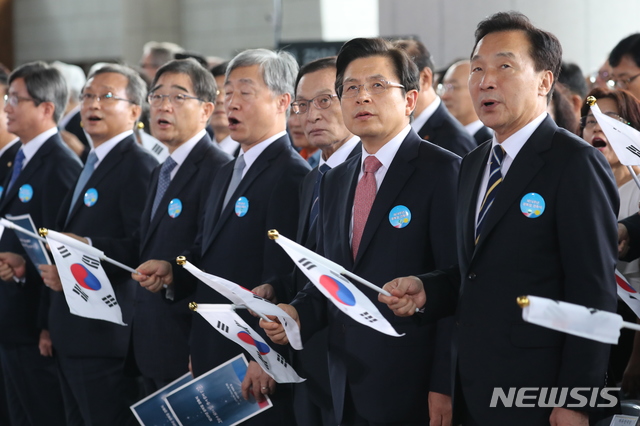 【천안=뉴시스】박진희 기자 = 15일 충남 천안시 독립기념관에서 열린 제74회 광복절 경축식에서 이해찬 더불어민주당 대표, 황교안 자유한국당 대표, 손학규 바른미래당 대표가 태극기를 흔들며 광복절 노래를 부르고 있다. 2019.08.15. pak7130@newsis.com