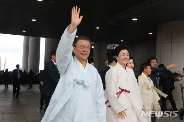 【천안=뉴시스】박진희 기자 = 문재인 대통령과 부인 김정숙 여사가 15일 충남 천안시 독립기념관에서 열린 제74회 광복절 경축식을 마치고 나서며 손을 흔들며 인사하고 있다. 2019.08.15.&nbsp;&nbsp; pak7130@newsis.com