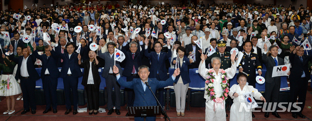 【전주=뉴시스】 김얼 기자= 15일 전북 전주시 전북도청 공연장에서 제74주년 광복절 경축행사를 실시된 가운데 송하진 전북도지사, 송성환 전북도의장을 비롯한 시민과 관계자들이 만세삼창을 외치고 있다. 2019.08.15.  pmkeul@newsis.com