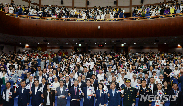 【전주=뉴시스】 김얼 기자= 15일 전북 전주시 전북도청 공연장에서 제74주년 광복절 경축행사를 실시된 가운데 송하진 전북도지사, 송성환 전북도의장을 비롯한 시민과 관계자들이 광복절 노래제창을 하고 있다. 2019.08.15.pmkeul@newsis.com