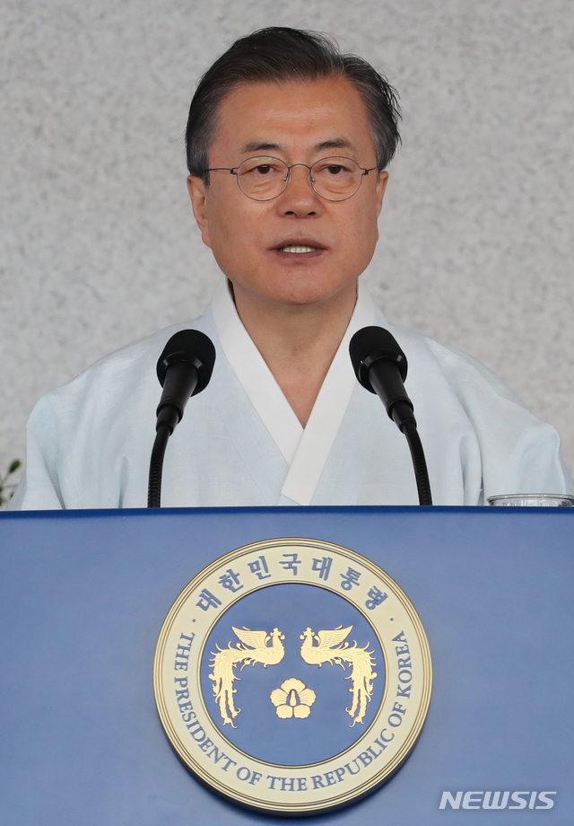 【천안=뉴시스】박진희 기자 = 15일 충남 천안시 독립기념관에서 열린 제74회 광복절 경축식에서 문재인 대통령이 경축사를 하고 있다. 2019.08.15. pak7130@newsis.com