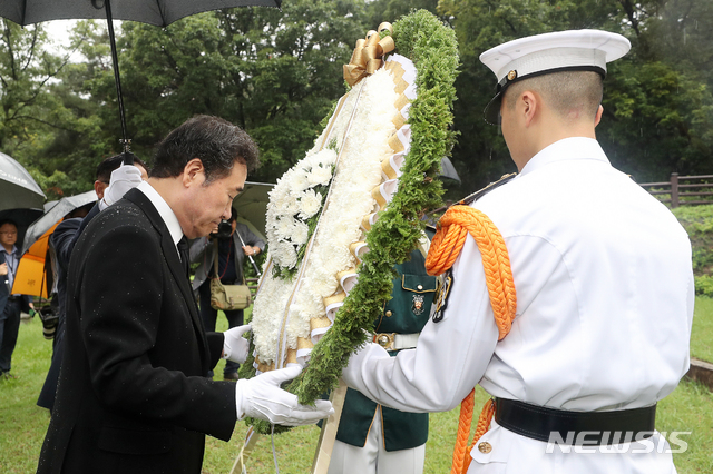 【서울=뉴시스】김병문 기자 = 이낙연 국무총리가 광복절을 맞아 15일 오전 서울 강북구 광복군 합동묘역을 찾아 헌화하고 있다. 2019.08.15.&nbsp;&nbsp; dadazon@newsis.com