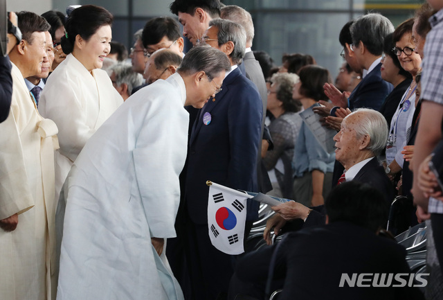 【천안=뉴시스】박진희 기자 = 문재인 대통령과 부인 김정숙 여사가 15일 충남 천안시 독립기념관에서 열린 제74회 광복절 경축식장에 입장하고 있다. 2019.08.15. pak7130@newsis.com