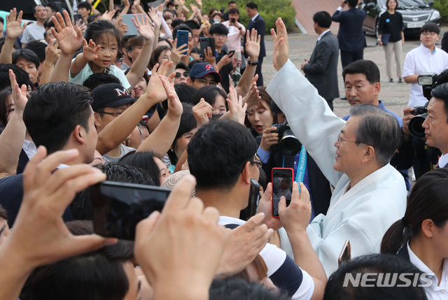 【천안=뉴시스】박진희 기자 = 문재인 대통령이 15일 충남 천안시 독립기념관에서 열린 제74회 광복절 경축식 행사를 마치고 시민들에게 인사하고 있다. 2019.08.15. pak7130@newsis.com