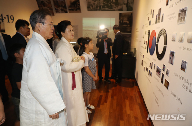 【천안=뉴시스】박진희 기자 = 문재인 대통령과 부인 김정숙 여사가 15일 충남 천안시 독립기념관에서 열린 제74회 광복절 경축식을 마치고 특별전시관을 관람하고 있다. 2019.08.15.&nbsp; pak7130@newsis.com