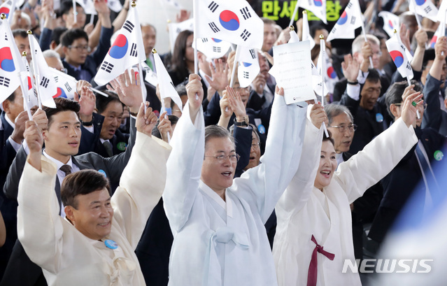 【천안=뉴시스】박진희 기자 = 문재인 대통령이 15일 충남 천안시 독립기념관에서 열린 제74회 광복절 경축식에서 참석자들과 함께 만세삼창을 하고 있다. 2019.08.15. pak7130@newsis.com