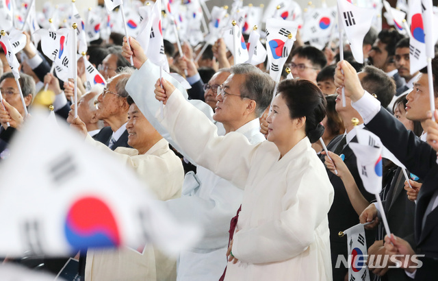 【천안=뉴시스】박진희 기자 = 문재인 대통령과 부인 김정숙 여사가 15일 충남 천안시 독립기념관에서 열린 제74회 광복절 경축식에서 참석자들과 함께 광복절 노래를 제창하고 있다. 2019.08.15.  pak7130@newsis.com