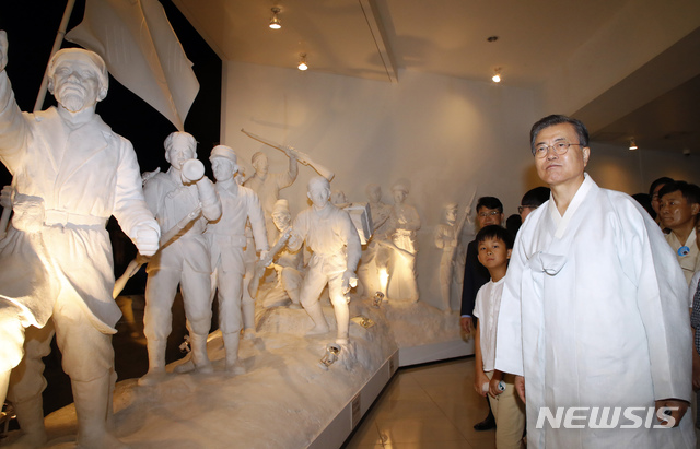 【천안=뉴시스】박진희 기자 =문재인 대통령이 15일 오전 천안 독립기념관 겨레의 집에서 열린 제74주년 광복절 경축식이 끝난 뒤 상설전시관 내 항일무장투쟁 관련 자료가 있는 '나라 되찾기관'을 방문, 만주와 러시아 산간 오지에서 독립 전투를 전개한 무명 독립군을 상징하는 전시물을 살펴보고 있다. 2019.08.15. pak7130@newsis.com