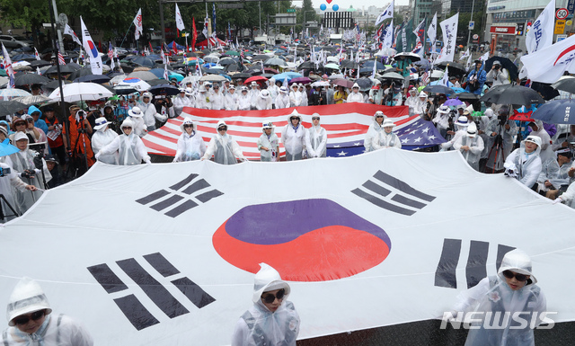 [서울=뉴시스]  이윤청 기자 = 우리공화당 등으로 구성된 '박근혜 대통령 무죄 석방 1천만 국민운동본부'(석방운동본부)가 지난 여름 서울역-숭례문 방면 도로에서 집회를 열고 박근혜 전 대통령의 석방 및 문재인 대통령의 퇴진을 촉구하고 있다. 2019.08.15. radiohead@newsis.com