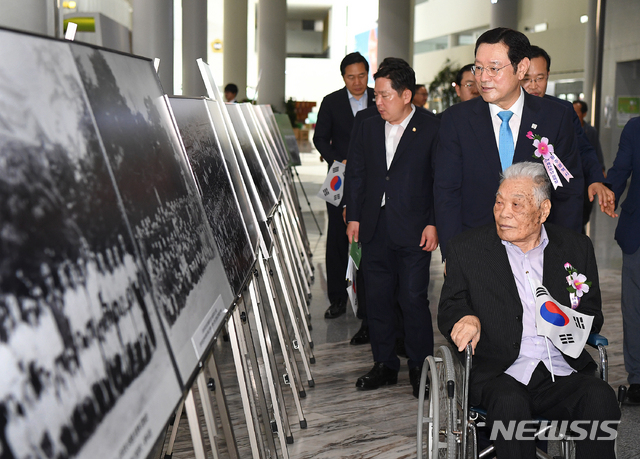 【광주=뉴시스】변재훈 기자 = 노동훈 애국지사와 이용섭 광주시장이 제74주년 광복절을 맞은 15일 오전 광주 서구 광주시청 1층 시민숲에서 열린 '광주 100년 사진으로 만나다' 전시를 관람하고 있다. 2019.08.15. (사진=광주시 제공)  photo@newsis.com