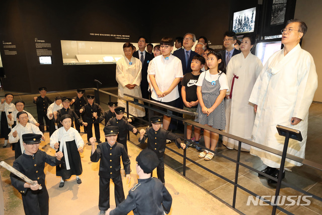 문재인 대통령이 2019년 8월 15일 제74주년 광복절 경축식을 마치고 충남 천안의 독립기념관을 찾아 전시물을 살펴보고 있다.뉴시스DB.