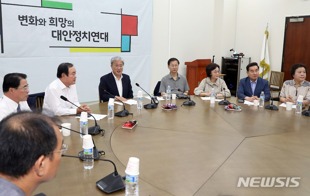 【서울=뉴시스】이종철 기자&nbsp; = 15일 서울 여의도 국회에서 열린 대안정치 워크숍에서 유성엽 대표가 참석자들과 의견을 나누고 있다. 2019.08.15. jc4321@newsis.com