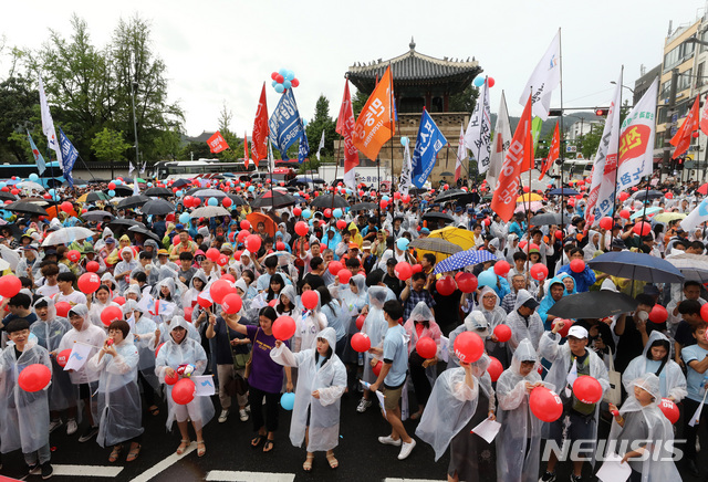 【서울=뉴시스】이영환 기자 = 광복절인 15일 오후 서울 종로구 광화문광장에서 열린 자주와 평화를 위한 8.15민족통일대회·평화손잡기 행사를 마친 참가자들이 일본대사관 방향으로 행진을 하며 구호를 외치고 있다. 2019.08.15. 20hwan@newsis.com