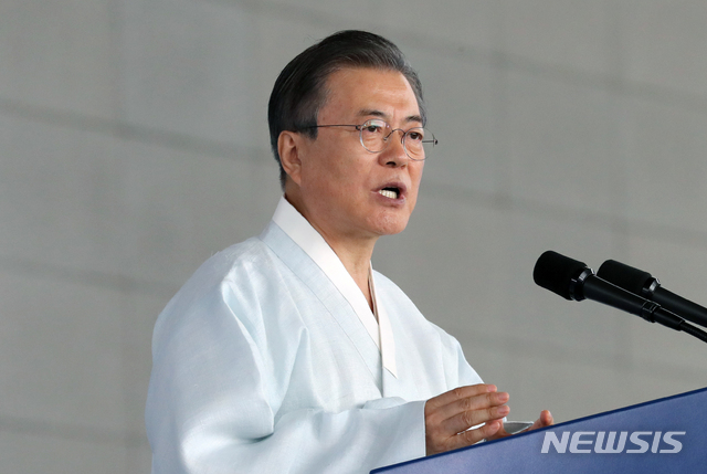 【천안=뉴시스】박진희 기자 = 문재인 대통령이 15일 충남 천안시 독립기념관에서 열린 제74회 광복절 경축식에서 참석하여 경축사를 하고 있다. 2019.08.15. pak7130@newsis.com