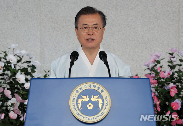 【천안=뉴시스】박진희 기자 = 문재인 대통령이 15일 충남 천안시 독립기념관에서 열린 제74회 광복절 경축식에서 참석하여 경축사를 하고 있다. 2019.08.15.&nbsp; pak7130@newsis.com