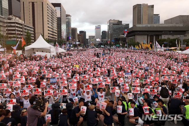 【서울=뉴시스】 이윤청 기자 = 제74주년 광복절인 15일 오후 서울 종로구 광화문광장에서 열린 '역사왜곡·경제침략·평화위협 아베규탄 및 정의평화실현을 위한 범국민 촛불문화제'에서 참가자들이 구호를 외치고 있다. 2019.08.15. radiohead@newsis.com