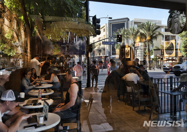 8월 미 캘리포니아주 버뱅크 커피숍&nbsp; AP