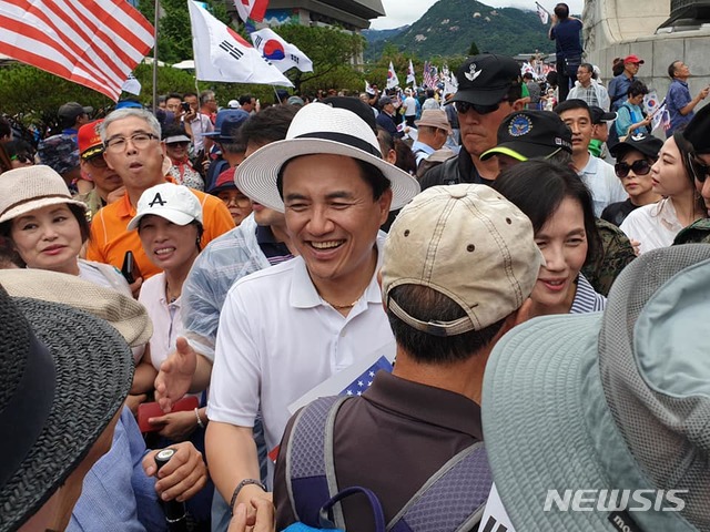 【서울=뉴시스】태극기 부대 집회 참석한 김진태 자유한국당 의원.(사진 출처: 김진태 의원 페이스북)