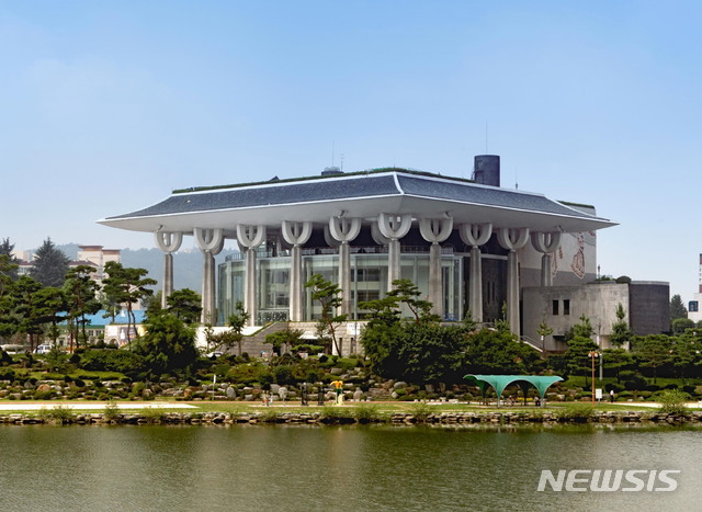 【진주=뉴시스】 경남도문화예술회관 전경.