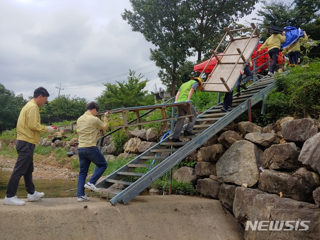  【문경=뉴시스】 김진호 기자 = 문경시 공무원과 경찰, 용역회사 직원들이 농암면 쌍용계곡에 설치된 불법시설물을 철거하고 있다. 2019.08.16 (사진=문경시 제공) photo@newsis.com