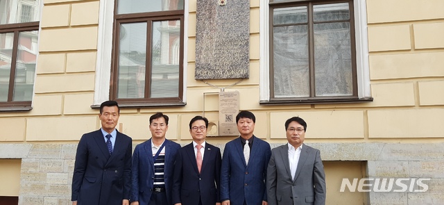 왼쪽부터 손일석 주상트페테르부르크 영사, 이동연 MBC 임정100주년사업단 차장, 권동석 주상트페테르부르크 총영사, 한정우 MBC임정100주년사업단 장, 정천호 세계한인무역협회 