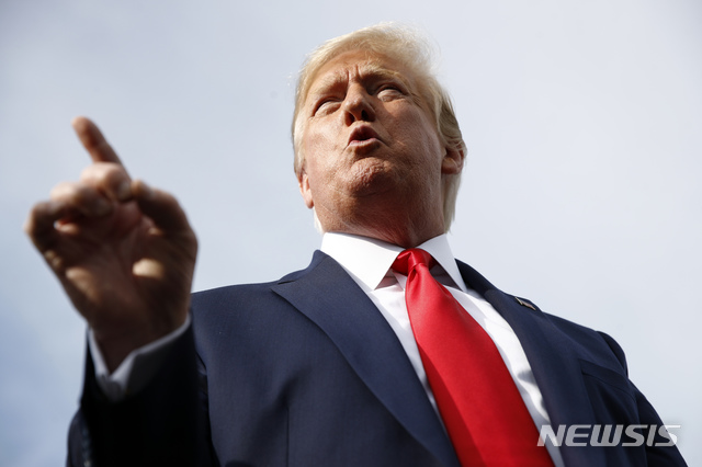 【모리스타운=AP/뉴시스】도널드 트럼프 미국 대통령이 15일(현지시간) 미 뉴저지주 모리스타운 공항에서 선거 유세지인 뉴햄프셔주 맨체스터로 떠나기 전 기자들에게 얘기하고 있다. 트럼프 대통령은 중국과의 관세전쟁에 대해 “중국에 큰 타격을 줬다”면서 “우리에겐 전혀 타격이 없다”라고 말했다.그는 “우리는 매우 오랫동안 부와 성공을 누릴 것"이라며 "알다시피 중국은 매우 매우 형편없다”고 주장했다. 2019.08.16.