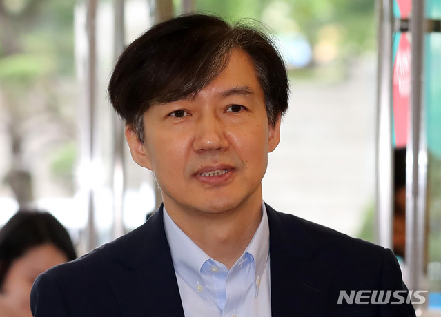 【서울=뉴시스】이영환 기자 = 조국 법무부 장관 후보자가 16일 오전 서울 종로구 적선현대빌딩에 마련된 인사청문회 준비 사무실로 출근하며 취재진의 질문에 답하고 있다. 2019.08.16.&nbsp; 20hwan@newsis.com