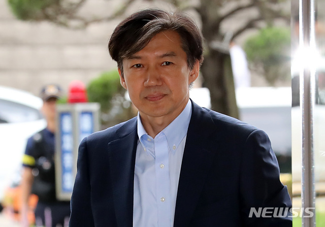 【서울=뉴시스】이영환 기자 = 조국 법무부 장관 후보자가 16일 오전 서울 종로구 적선현대빌딩에 마련된 인사청문회 준비 사무실로 출근하고 있다. 2019.08.16.&nbsp; 20hwan@newsis.com