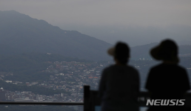 【서울=뉴시스】박미소 기자 = 태풍 크로사가 만든 구름의 영향으로 전국에 흐린 날씨가 예상되는 지난 16일 오전 서울 용산구 남산서울타워 전망대에서 바라본 서울 도심에 구름이 껴 있다. 2019.08.16. misocamera@newsis.com