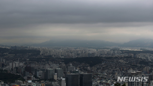 【서울=뉴시스】박미소 기자 = 지난 16일 오전 서울 용산구 남산 서울타워 전망대에서 바라본 서울 도심에 구름이 껴 있다. 2019.08.16. misocamera@newsis.com