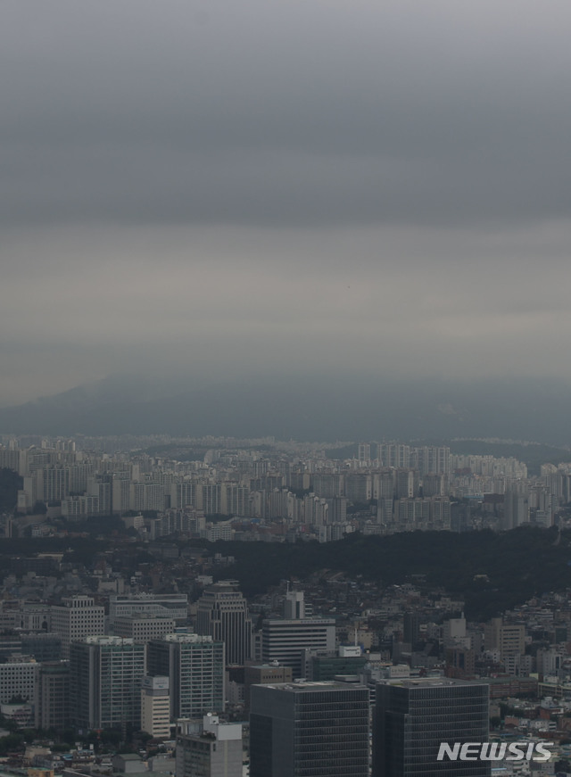 【서울=뉴시스】박미소 기자 = 태풍 크로사가 만든 구름의 영향으로 전국에 흐린 날씨가 예상되는 지난 16일 오전 서울 용산구 남산서울타워 전망대에서 바라본 서울 도심에 구름이 껴 있다. 2019.08.16. misocamera@newsis.com