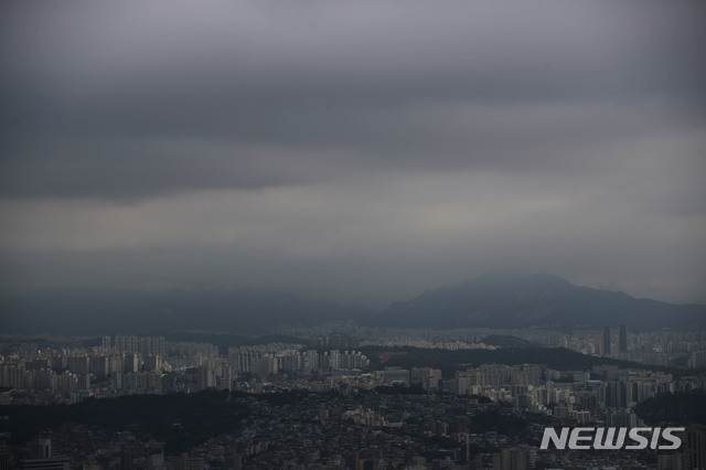 【서울=뉴시스】박미소 기자 = 태풍 크로사가 만든 구름의 영향으로 전국에 흐린 날씨가 예상되는 지난 8월16일 오전 서울 용산구 남산서울타워 전망대에서 바라본 서울 도심에 구름이 껴 있다. 2019.08.16. misocamera@newsis.com