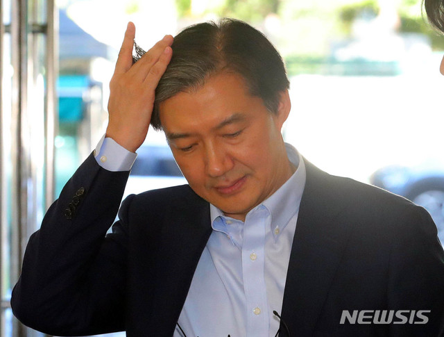 【서울=뉴시스】배훈식 기자 = 조국 법무부 장관 후보자가 14일 오전 인사청문회 준비 사무실이 마련된 서울 종로구 사직로 적선현대빌딩으로 출근하며 머리를 쓸어 넘기고 있다. 2019.08.17.&nbsp; dahora83@newsis.com 