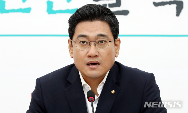 【서울=뉴시스】 박영태 기자 = 바른미래당 오신환 원내대표가 16일 오전 서울 여의도 국회에서 현안관련 기자간담회를 하고 있다. 2019.08.16.since1999@newsis.com
