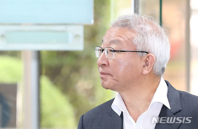 【서울=뉴시스】김선웅 기자 = 양승태 전 대법원장이 지난 16일 오전 서울 서초구 서울중앙지법에서 열린 사법농단 사건 1심 24차 공판에 출석하고 있다. 2019.08.16. mangusta@newsis.com