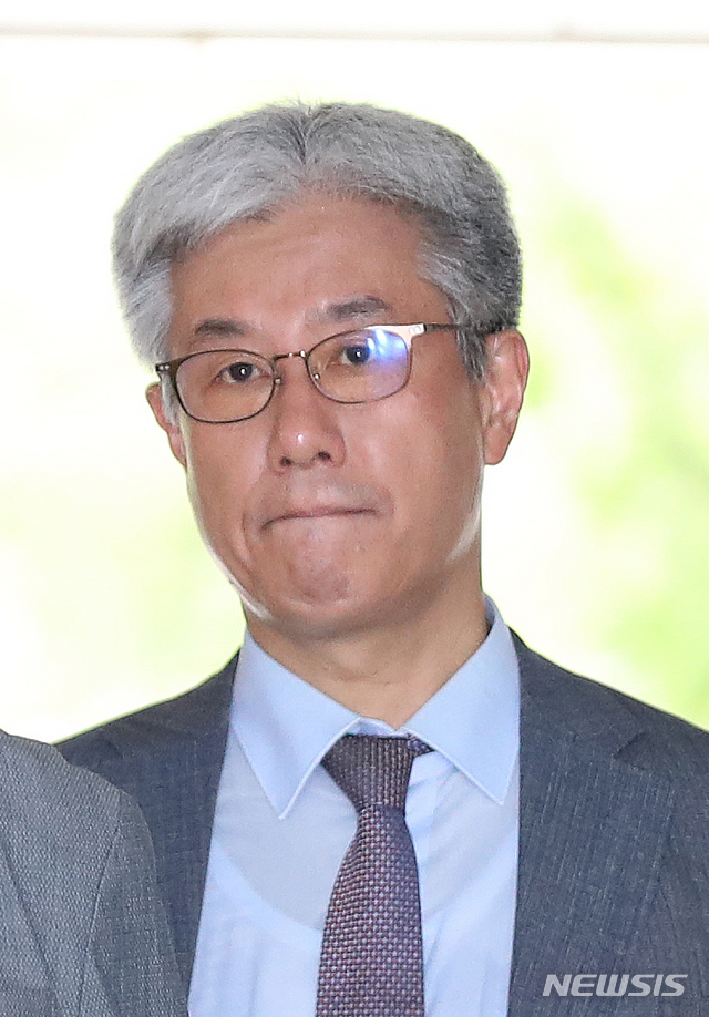 【서울=뉴시스】김선웅 기자 = 박윤준 전 국세청 차장이 지난 16일 오전 서울 서초구 서울중앙지법에서 열린 1심 선고공판에 출석하고 있다. 2019.08.16. mangusta@newsis.com