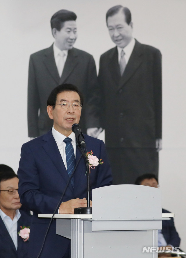 【서울=뉴시스】 김진아 기자 = 박원순 서울시장이 16일 오전 서울시청 시민청 시민플라자에서 열린 김대중-노무현 대통령 서거 10주기 추모사진전에서 인사말을 하고 있다. 2019.08.16.&nbsp; bluesoda@newsis.com