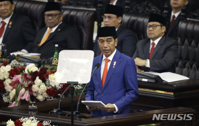 【자카르타(인도네시아)=AP/뉴시스】조코 위도도 인도네시아 대통령이 16일 수도 자카르타의 의회에서 연설하고 있다. 위도도 대통령은 이날 수도를 자카르타로부터 보르네오섬 동칼리만탄주로 이전하는 것에 대한 의회의 지지를 호소했다. 2019.8.16